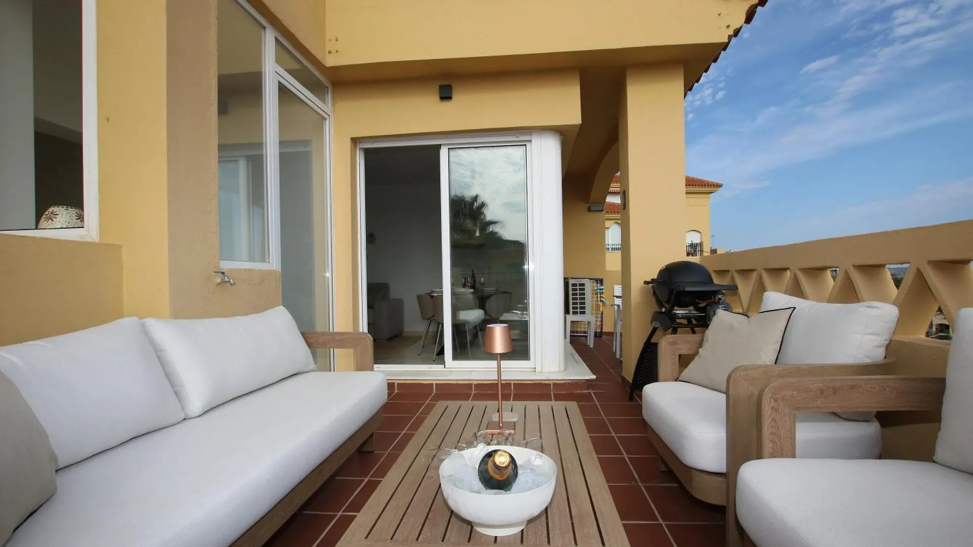 Luxe Appartement In Mijas Met Zeezicht & Zwembad Sitio de Calahonda Apartment