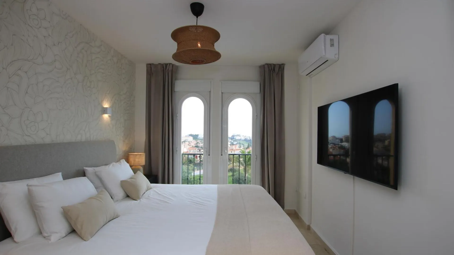 Luxe Appartement In Mijas Met Zeezicht & Zwembad Sitio de Calahonda Apartment